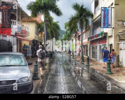 Ein Spaziergang durch die Hauptstraße von Philipsburg auf der karibischen Insel Sint Maarten nach einem sehr schweren Regenguß. Ein paar Monate vor dem verheerenden Hurrikan. Stockfoto