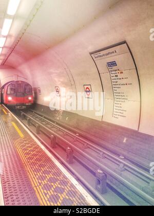 Die Londoner U-Bahn tune Zug mit leichten Undichtigkeit Stockfoto