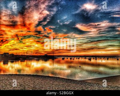 Sonnenuntergang über dem Fluß Deben, von bawdsey Fähre nach Felixstowe Ferry, Suffolk, England. Stockfoto