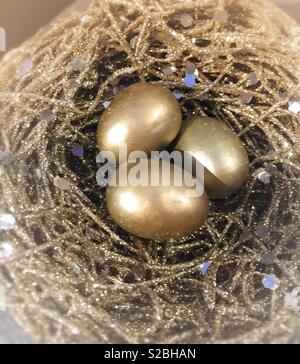 Gold Eier in einem vergoldeten Nest, USA farbige Stockfoto