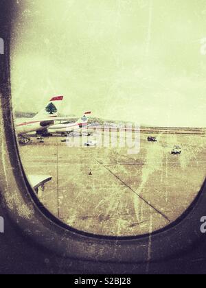 Künstlerische Ansicht von Rafik el Hariri International Airport mit MEA Flugzeuge aus dem Flugzeug Fenster geparkt Stockfoto
