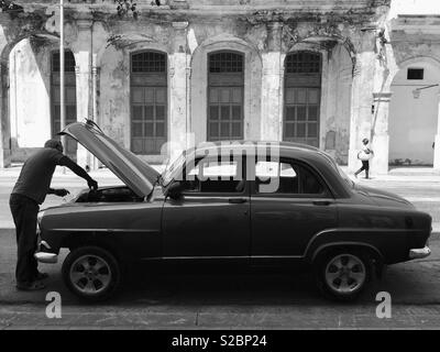 Unten gebrochen Auto in Havanna Stockfoto