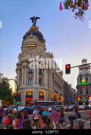 Eine twilight Blick auf die berühmte Metropole Gebäude (edifico Metrópolis) auf der Ecke der Calle de Alcalá, im Zentrum von Madrid, Spanien. Das Gebäude wurde 1911 eingeweiht. Foto © COLIN HOSKINS. Stockfoto