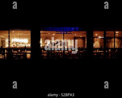 Rick Stein's Fish und Chips Restaurant am Abend, Falmouth. Stockfoto