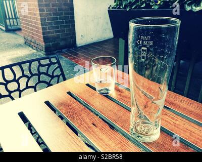 Leere Gläser auf dem Tisch in einer Kneipe Biergarten. Stockfoto