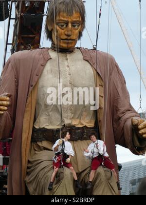 Riesige spektakuläre Royal de Luxe Liverpool Onkel Riese & seine Puppenspieler Stockfoto