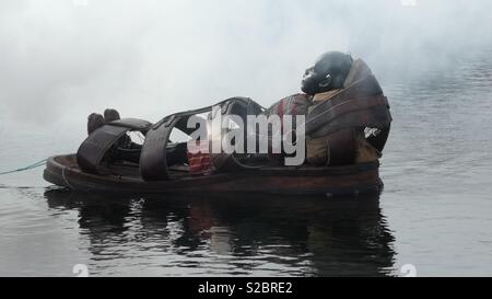 Kleiner junge Riese in eine Sandale auf den Fluss Mersey - Riesige spektakuläre Royal de Luxe Liverpool Stockfoto