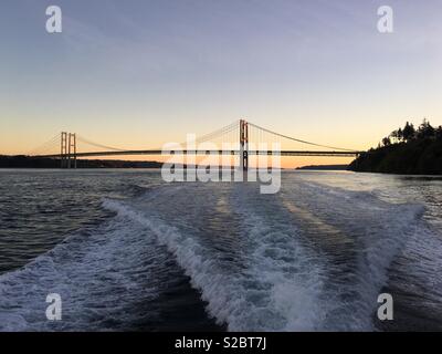 Kreuzfahrt vom Tacoma Narrows Bridge in Tacoma, WA Stockfoto