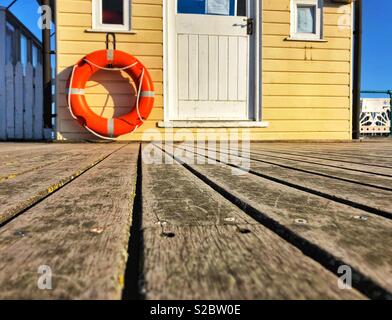 Leben Ring auf einem Gebäude am Ende der Penarth pier, Tal von Glamorgan, South Wales. Oktober. Stockfoto