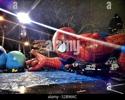 Spider-Man Ballon bereit für die Thanksgiving Day Parade in New York City, vor dem Naturhistorischen Museen geparkt Stockfoto