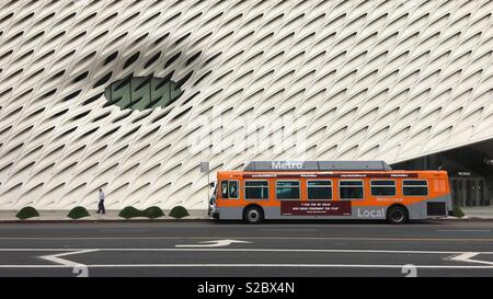 Metro Bus gestoppt außerhalb des breiten Museum in der Innenstadt von Los Angeles, Kalifornien Stockfoto