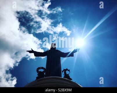 Die Sonne scheint über die Cristo Rey oder Christus der König in der Cerro del Cubilete Hügel in Silao, Guanajuato, Mexiko Stockfoto