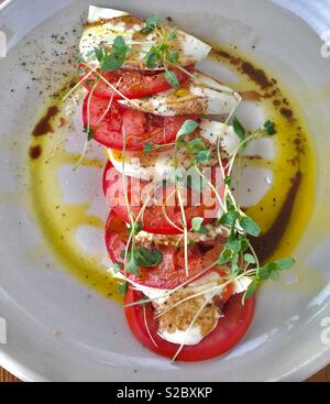 Frische Tomaten und Mozzarella Salat mit kresse Balsamico-Essig und Olivenöl Stockfoto