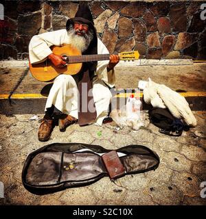 Eine katholische Mönch spielt Gitarre in Cerro del Cubilete, in der Cristo Rey oder Christus der König Hügel in Silao, Guanajuato, Mexiko Stockfoto