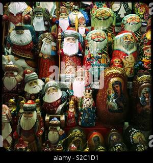 Weihnachten russische Puppen auf Verkauf in der großen Markthalle in Budapest, Ungarn. Stockfoto