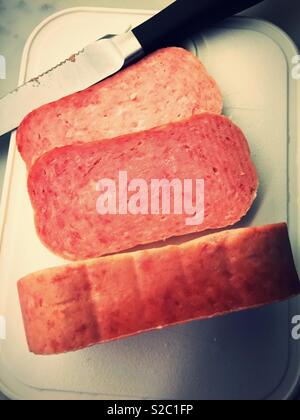 Spam Schichten und ein schälmesser auf einem Schneidebrett close up, USA Stockfoto