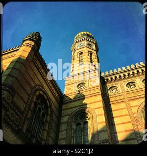 Einer der Türme der Synagoge in der Dohány Straße, Budapest, Ungarn. Auch als der Große oder tabakgasse Synagoge bekannt. Stockfoto