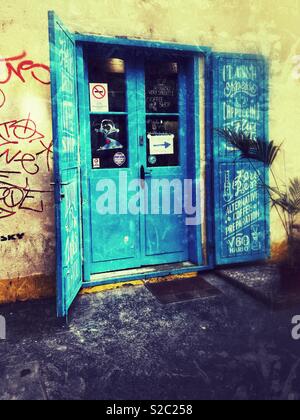 Eingang zu den blauen Vogel Café und Coffee Shop in das jüdische Viertel von Budapest, Ungarn. Stockfoto