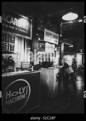 Garküchen an der Mojo Markt, Seapoint, Kapstadt, Südafrika. Stockfoto