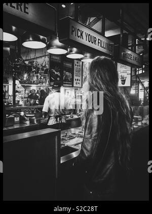 Garküchen an der Mojo Markt, Seapoint, Kapstadt, Südafrika. Stockfoto