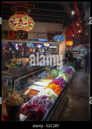 Garküchen an der Mojo Markt, Seapoint, Kapstadt, Südafrika. Stockfoto