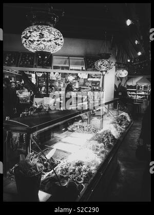 Garküchen an der Mojo Markt, Seapoint, Kapstadt, Südafrika. Stockfoto