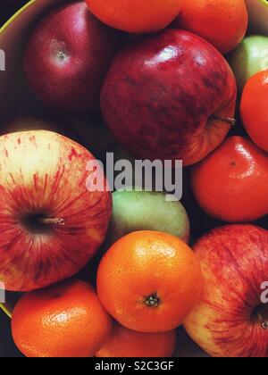 Nahaufnahme von Clementinen und Äpfel in einer Obstschale Stockfoto