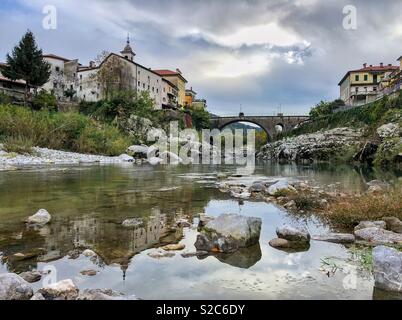 Steinbrücke über den Fluss Soca in Kanal ob Soci, Slowenien Stockfoto