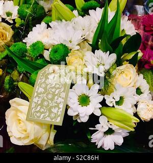 Wunderschöne Rosen, Chrysanthemen und Lilien Stockfoto