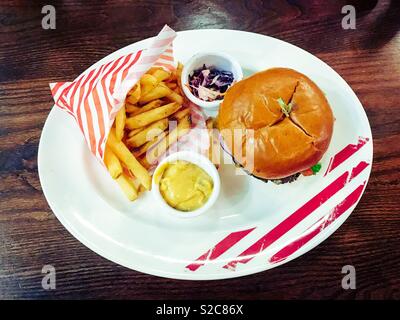 Cheeseburger und Pommes frites auf weiße Platte Stockfoto