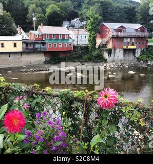 Auf der Brücke der Blumen im frühen Herbst, mit Blick auf den Green River in Richtung Buckland, Shelburne Falls, Massachusetts, Vereinigte Staaten von Amerika Stockfoto