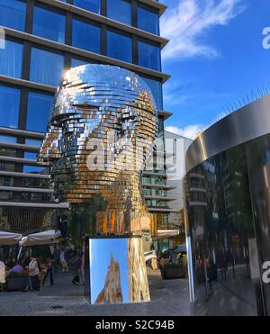 Eine glänzende drehende Skulptur von Franz Kafkas in Prag. Stockfoto