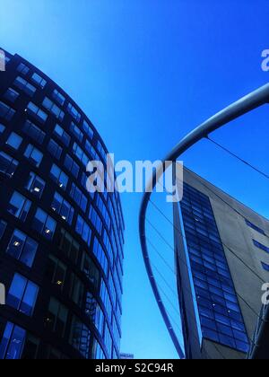 Moderne und zeitgenössische Wolkenkratzer oder hohe Gebäude mit eckigen Linien und weichen Rundungen Stockfoto