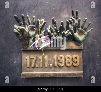 Eine Gedenktafel zur Erinnerung an den Fall des Kommunismus in Prag, Tschechische Republik. Stockfoto