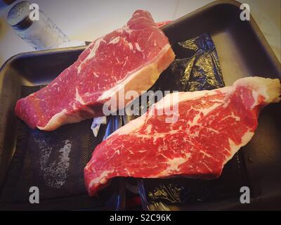 Raw New York Strip Steak close-up, USAA Stockfoto