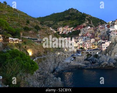 In der Dämmerung Manarola, Cinque Terre Küste, Norditalien Stockfoto