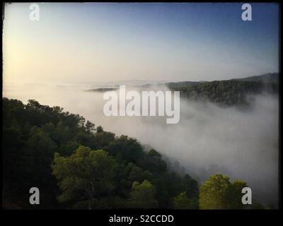 Nebel, rollen über die Berge, Katalonien, Spanien. Stockfoto