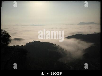 Nebel, rollen über die Berge, Katalonien, Spanien. Stockfoto