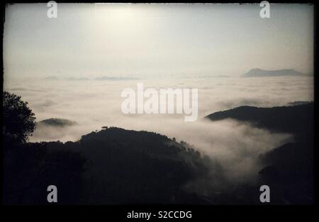 Nebel, rollen über die Berge, Katalonien, Spanien. Stockfoto