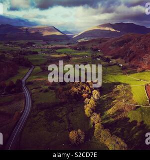 Die A66 durch den Lake District in der Nähe von Keswick Schuß aerially auf einer Drohne. Stockfoto