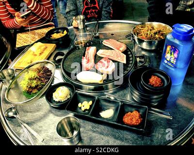Fleisch Start auf einem koreanischen Barbecue in einem Restaurant in Südkorea zu kochen. Stockfoto