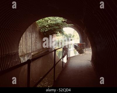 Kanal Tunnel entlang Droitwich Spa Kanal. Stockfoto