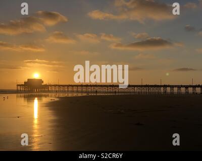 Sonnenuntergang am Newport Beach Pier Stockfoto