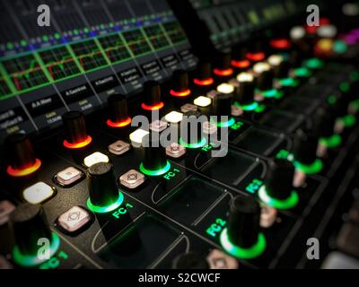 Regler bei einem Digital Audio Mixer für Sound Postproduktion Stockfoto