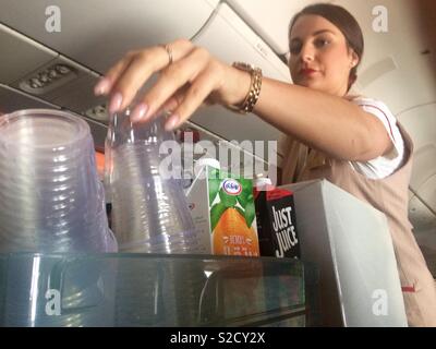 Emirates Airlines Flugbegleiter Getränken an Bord eines Fluges Stockfoto