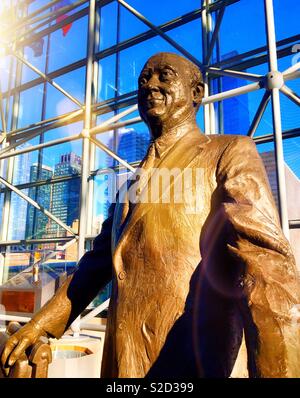 Bronzestatue von Jacob Javits, Javits Convention Center in New York City, USAA Stockfoto