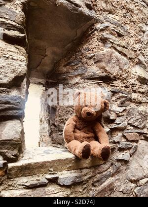 Teddybär auf einem Schloss in Schottland Fensterbank sitzen Stockfoto