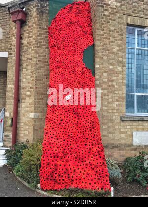 Ein Display aus Gewirken Mohnblumen außerhalb Milton methodistische Kirche in Weston-super-Mare, Großbritannien markiert den 100. Jahrestag des Endes des Ersten Weltkriegs Stockfoto