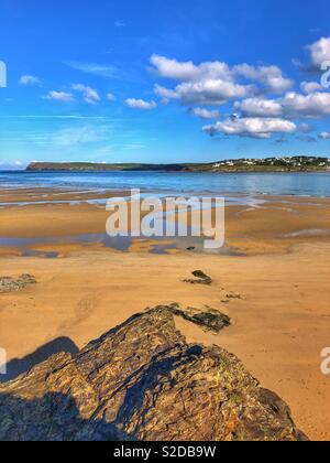 Das Kamel Mündung in Richtung Pentire Landspitze in der Ferne suchen, North Cornwall, Ende Oktober, Ebbe. Stockfoto