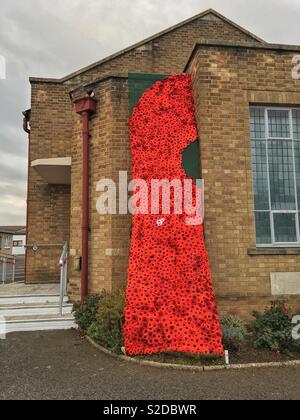 Eine Kaskade von Mohnblumen markiert den 100. Jahrestag des Endes des ersten Weltkrieges bei Milton methodistische Kirche in Weston-super-Mare, Großbritannien Stockfoto